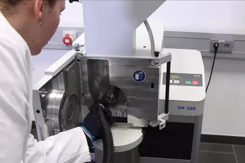 SM 300 Cutting Mill - Cleaning the Machine
