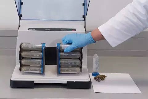 MM 400 Mixer Mill - Homogenization of 8 samples of cannabis in 1 step